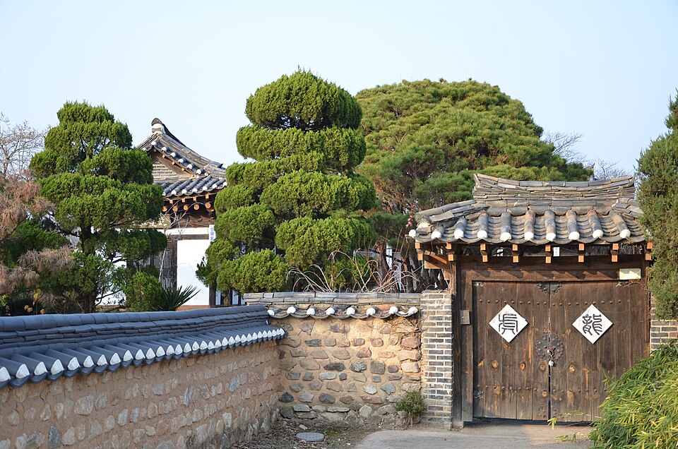 안동 하회마을의 한옥 담장과 대문