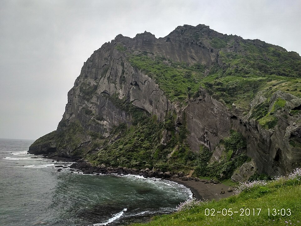 제주 성산일출봉의 바다 쪽 절벽